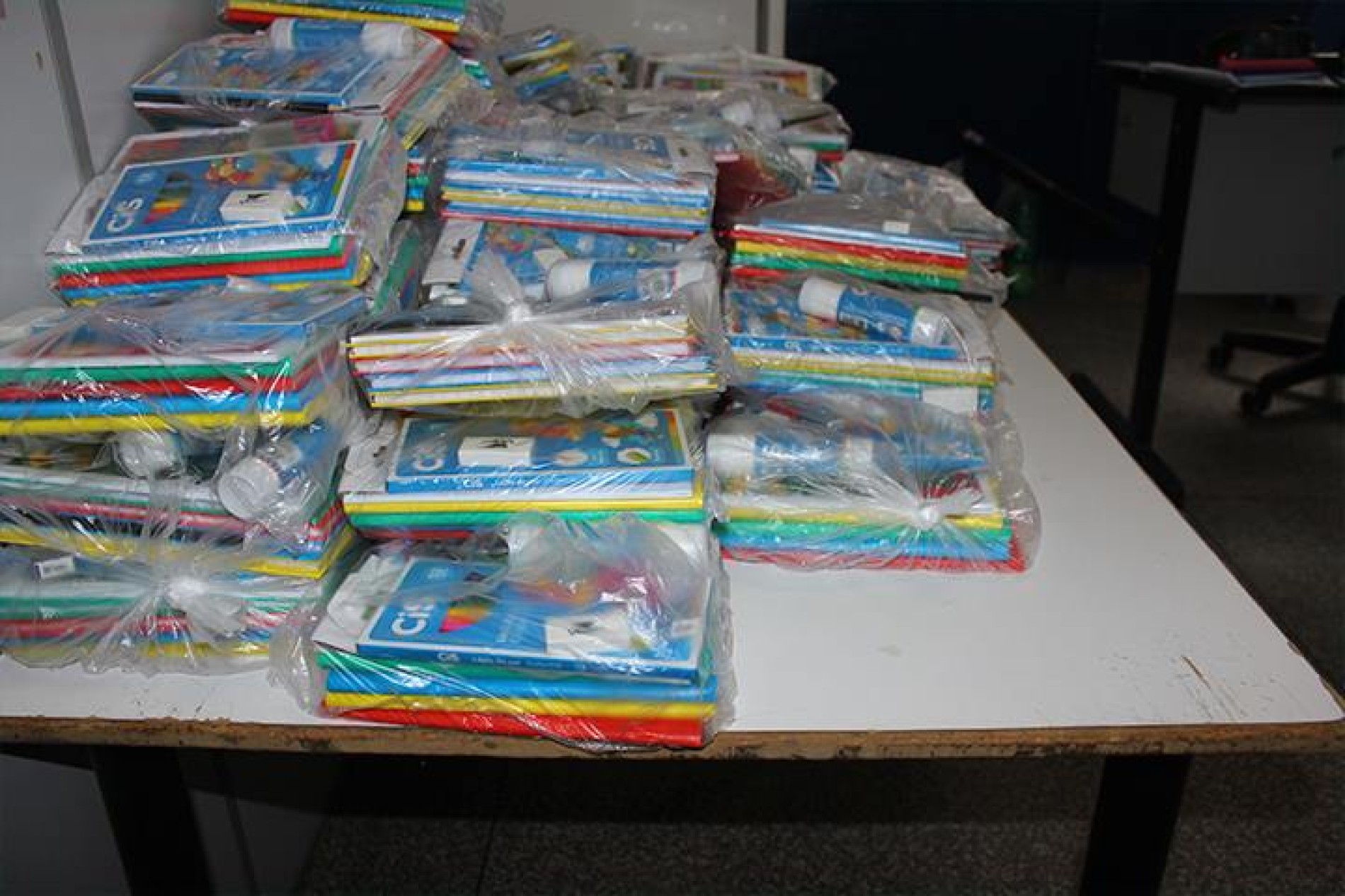 PELO SEGUNDO ANO SEGUIDO PREFEITO ENTREGA KIT ESCOLAR PARA ALUNOS DO 1º AO 9º ANO