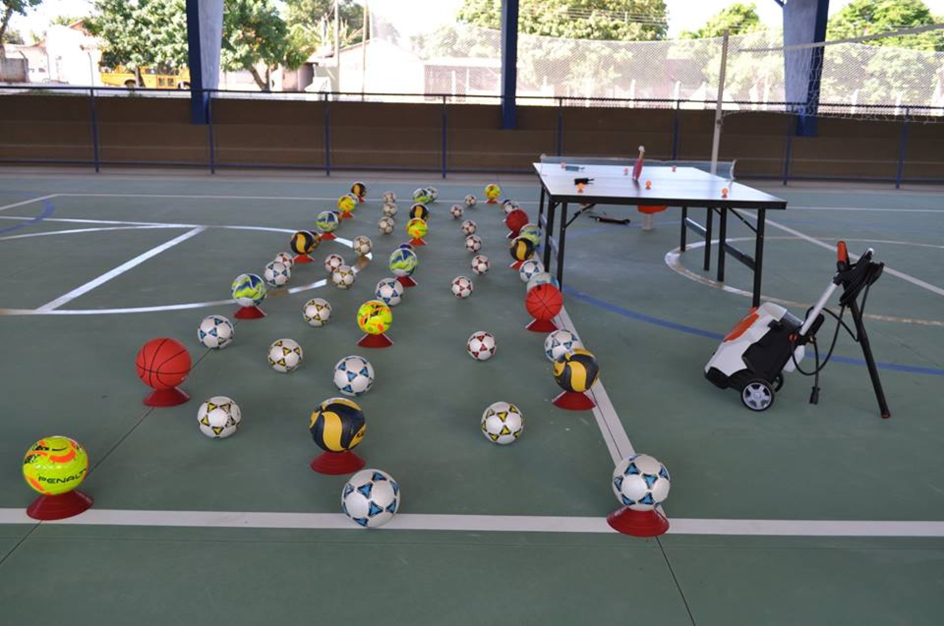 Prefeitura adquire materiais esportivos para o ano todo