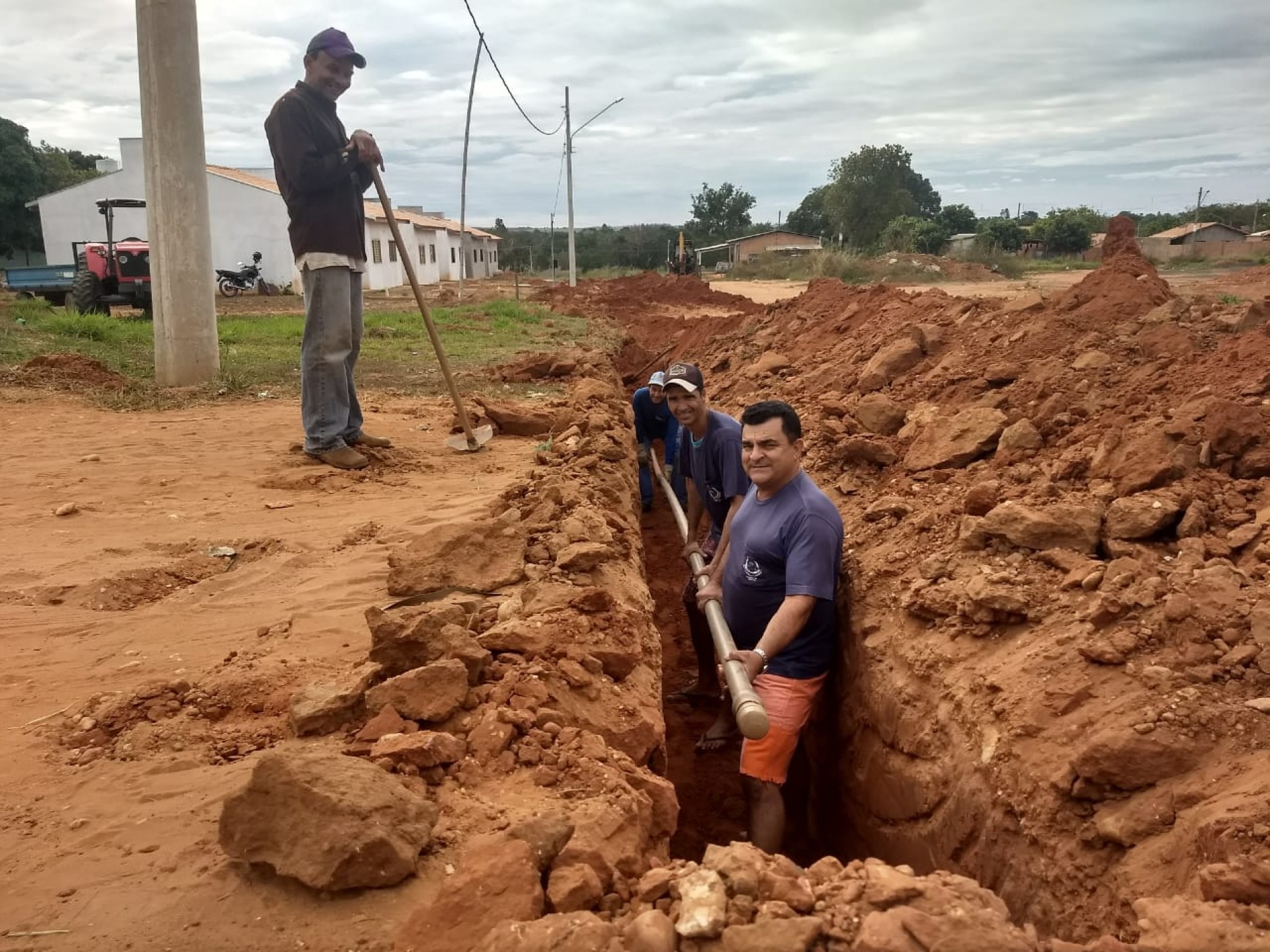 AMPLIANÇÃO DA REDE DE ÁGUA NO BAIRRO LEOMAR ROBERTO, RUA DELFINO FRANCO.