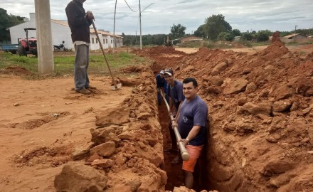 AMPLIANÇÃO DA REDE DE ÁGUA NO BAIRRO LEOMAR ROBERTO, RUA DELFINO FRANCO.
