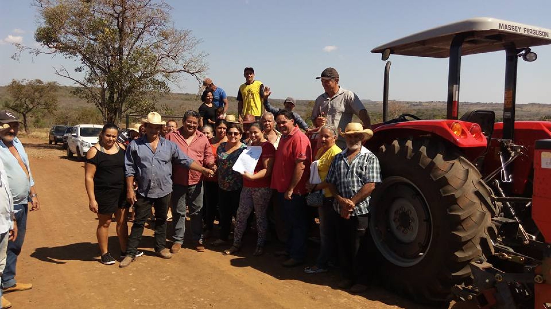 NOVO TEMPO” PREFEITO JUNINHO ENTREGA TRATOR PARA AGRICULTORES DA REGIÃO DO CANAÃ .