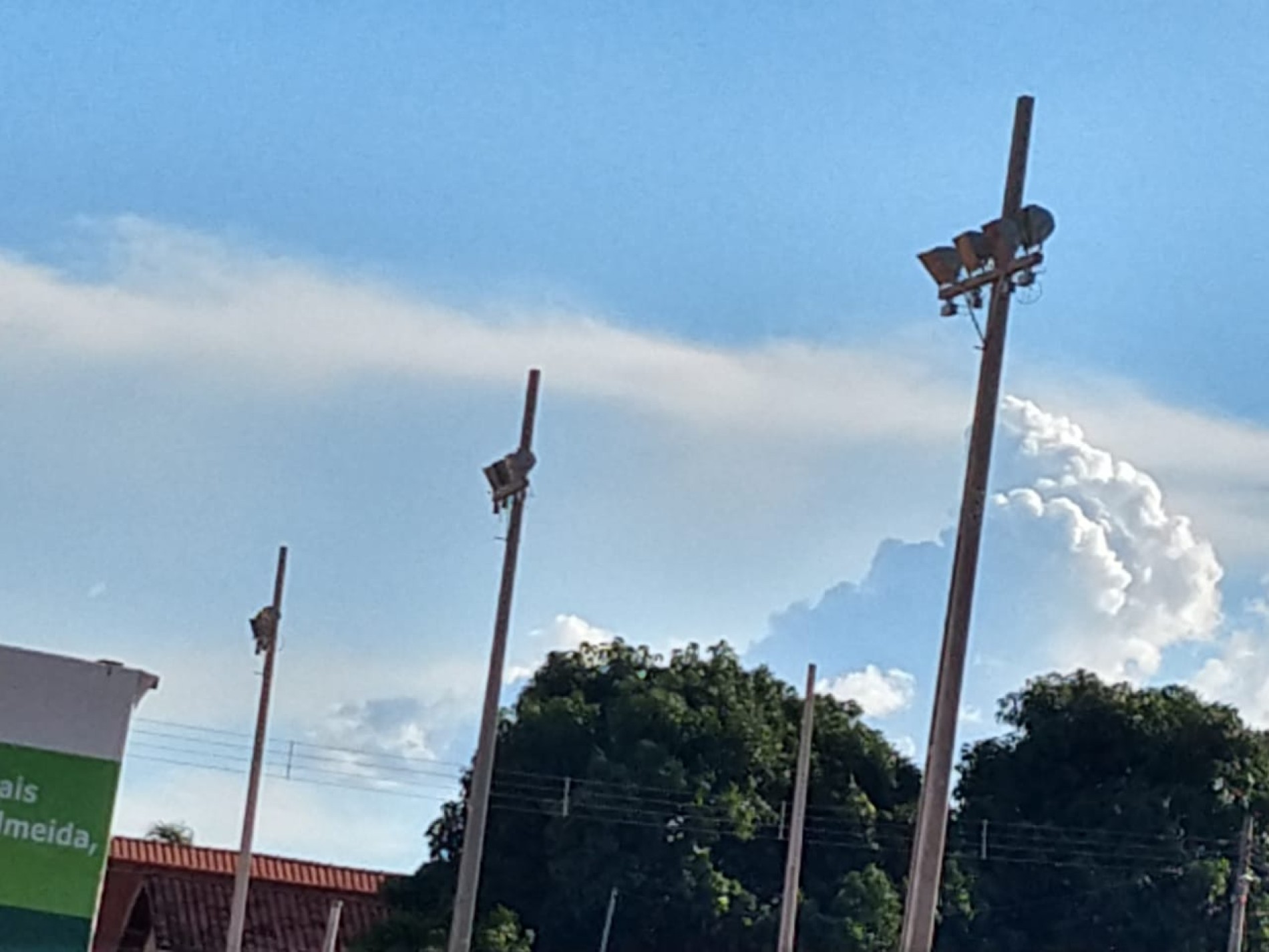 Prefeitura inicia instalação dos refletores no campo terrão e quadra de areia