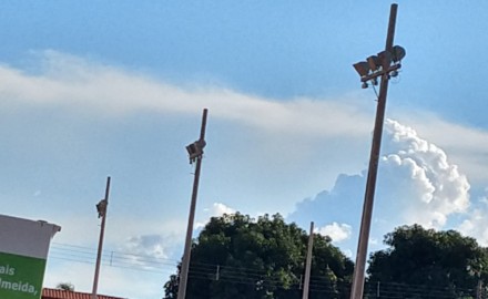 Prefeitura inicia instalação dos refletores no campo terrão e quadra de areia