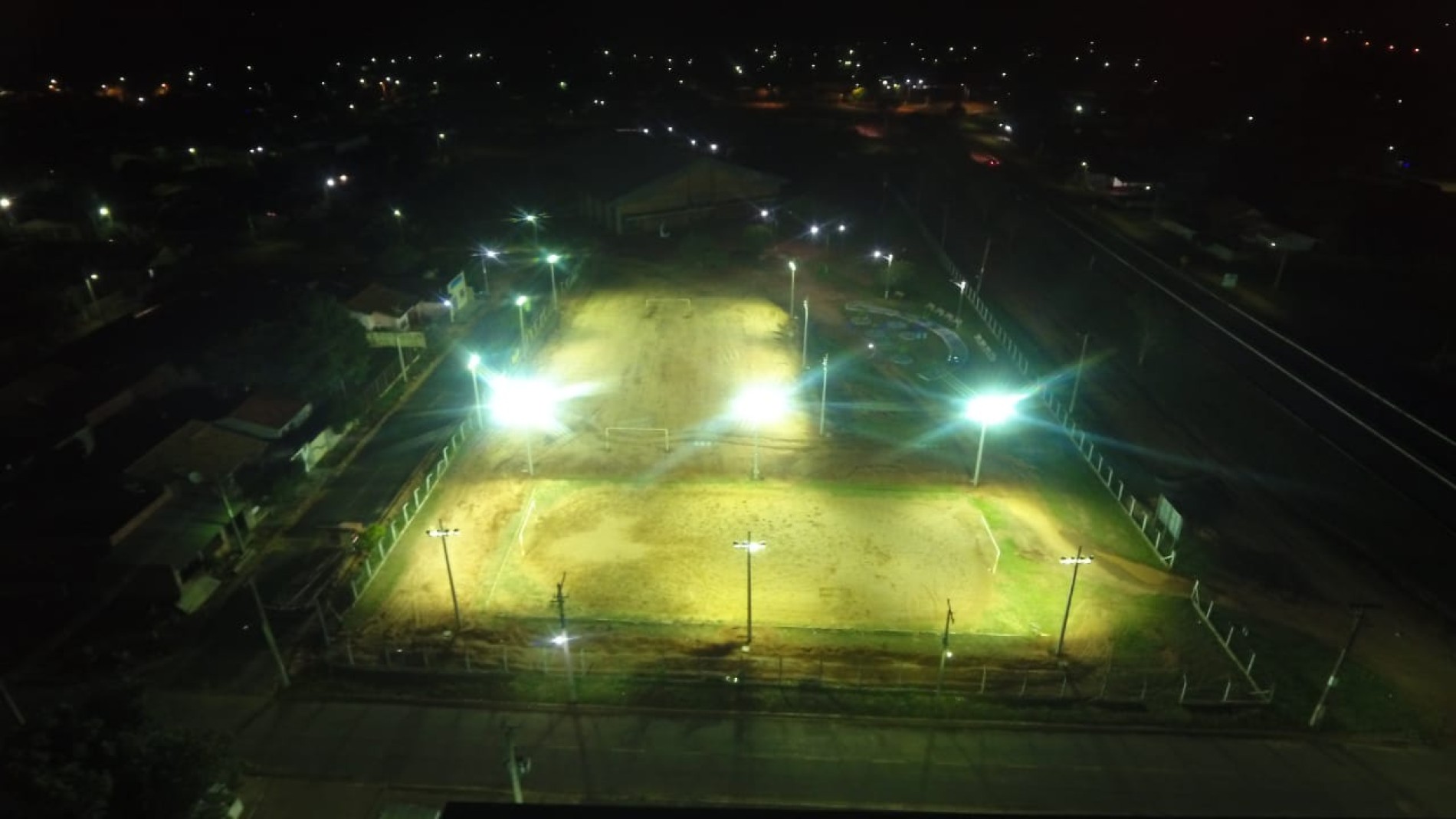 MAIS UMA CONQUISTA REALIZADA(iluminação quadra de areia e campo terrinha no pátio do ginásio