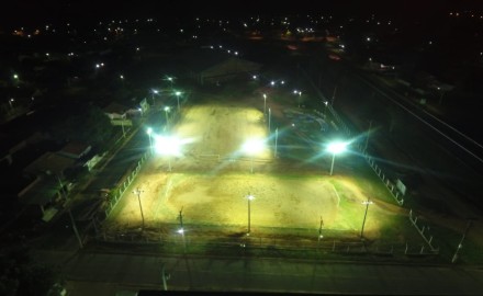 MAIS UMA CONQUISTA REALIZADA(iluminação quadra de areia e campo terrinha no pátio do ginásio