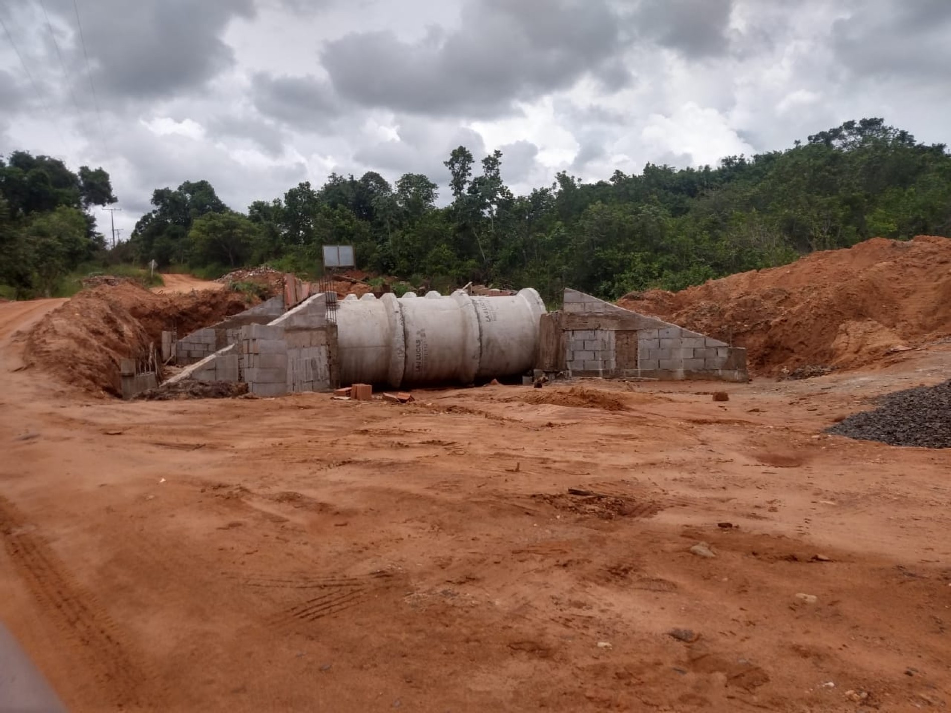 Prefeitura de Rochedo substitui ponte de madeira por tubulação de concreto