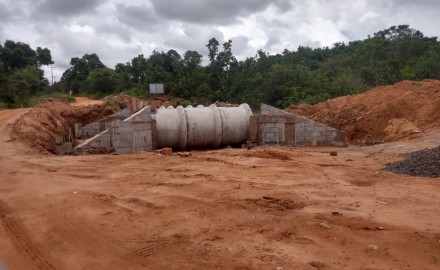 Prefeitura de Rochedo substitui ponte de madeira por tubulação de concreto