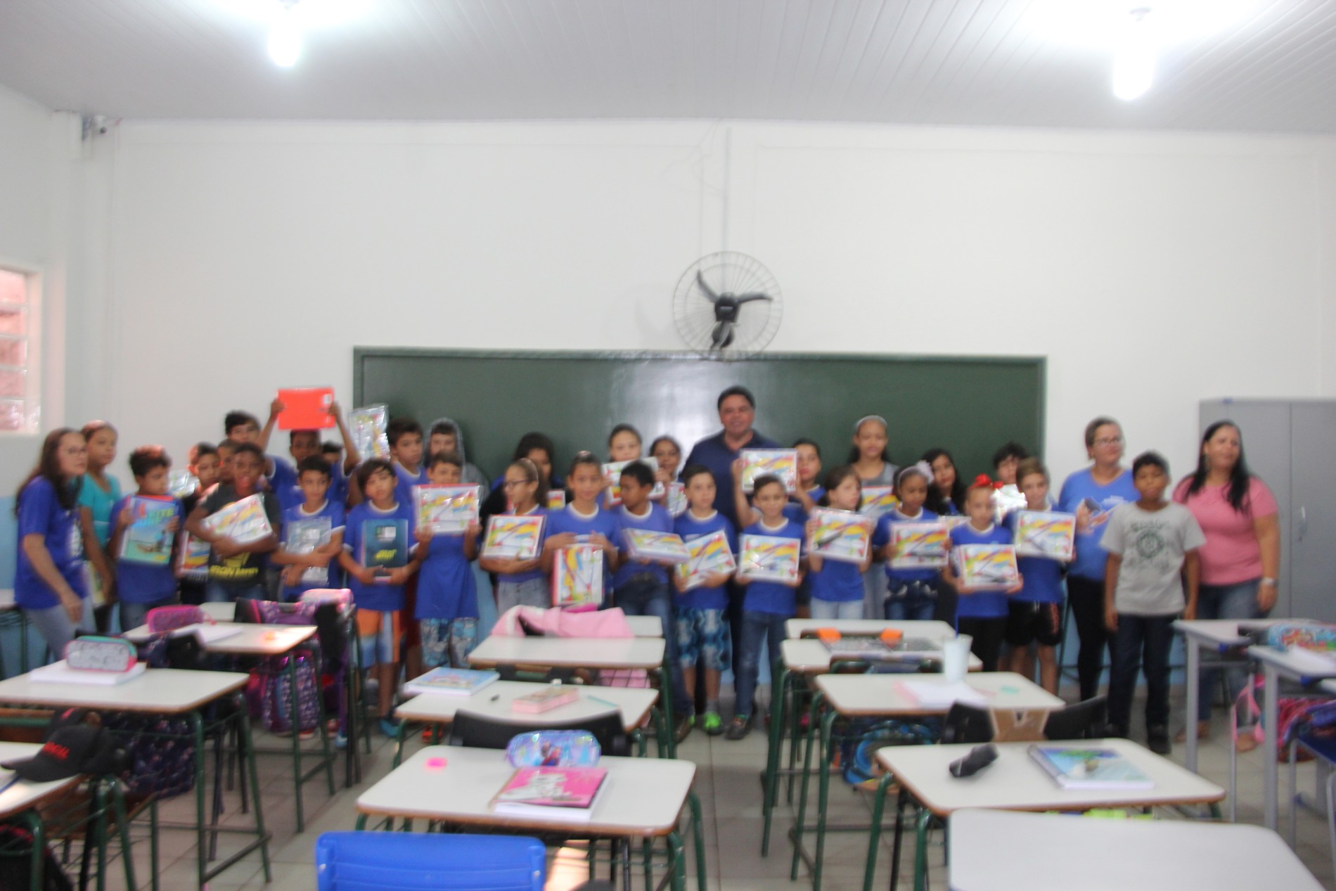 PREFEITURA ENTREGA KITS ESCOLARES.