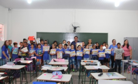 PREFEITURA ENTREGA KITS ESCOLARES.