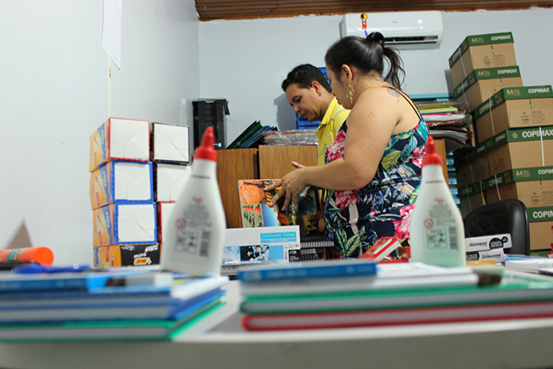COM RECURSOS PRÓPRIOS PREFEITURA COMPRA MATERIAL ESCOLAR PARA AS ESCOLAS DO MUNICÍPIO.