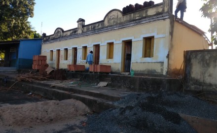 Escola Reunidas que leva o nome da “Professora Elza Abadia” está passando por reformas