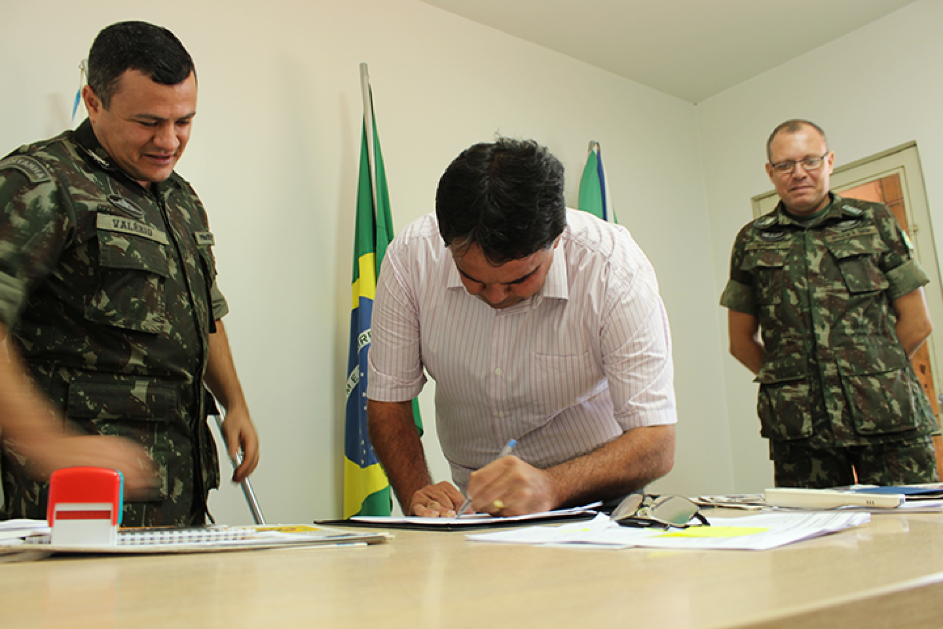 PREFEITO JUNINHO É EMPOSSADO COMO PRESIDENTE DA JUNTA MILITAR EM ROCHEDO.