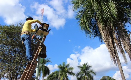 PREFEITURA DE ROCHEDO REALIZA MANUTENÇÃO NA ILUMINAÇÃO PÚBLICA.